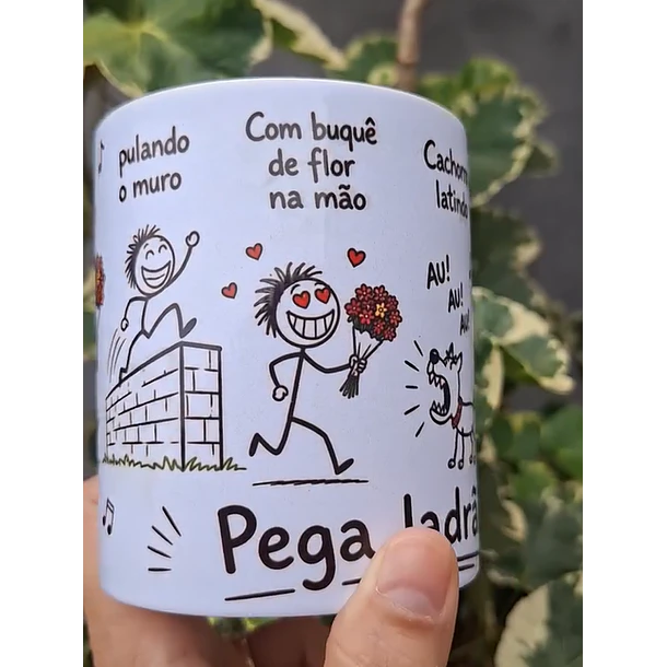 Arte Caneca Lá vai o louco, pulando o muro, com buquê de flor na mão, cachorro latindo, au! au! au!, a polícia chegando, a vizinha gritando, pega ladrão! Arquivo em Pdf  1