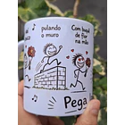 Arte Caneca Lá vai o louco, pulando o muro, com buquê de flor na mão, cachorro latindo, au! au! au!, a polícia chegando, a vizinha gritando, pega ladrão! Arquivo em Pdf  2