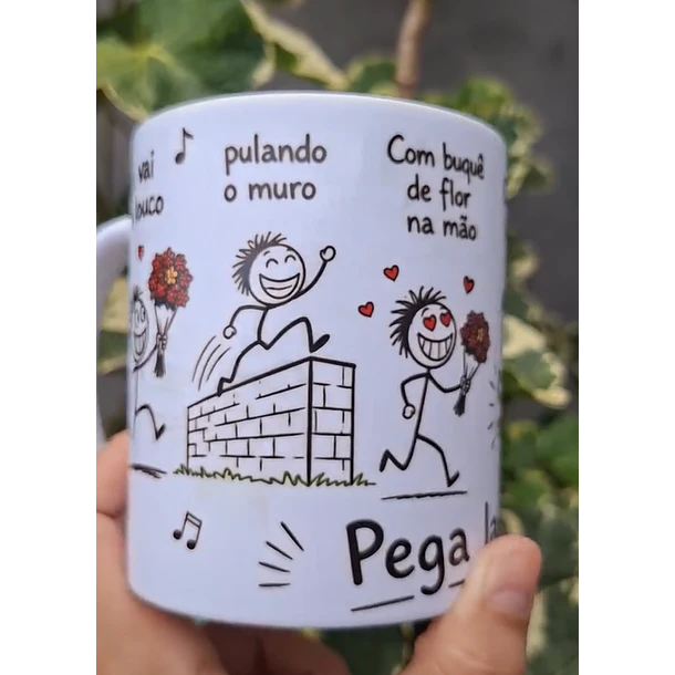 Arte Caneca Lá vai o louco, pulando o muro, com buquê de flor na mão, cachorro latindo, au! au! au!, a polícia chegando, a vizinha gritando, pega ladrão! Arquivo em Pdf  2