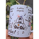 Arte Caneca Lá vai o louco, pulando o muro, com buquê de flor na mão, cachorro latindo, au! au! au!, a polícia chegando, a vizinha gritando, pega ladrão! Arquivo em Pdf  4