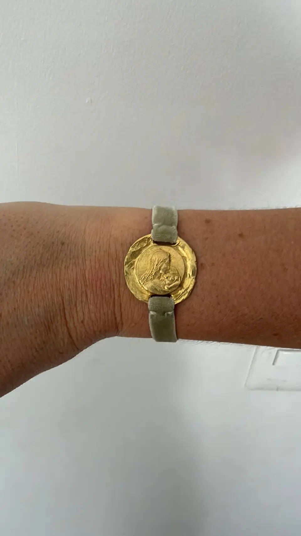 Pulsera Virgen María con Niño Jesús 2