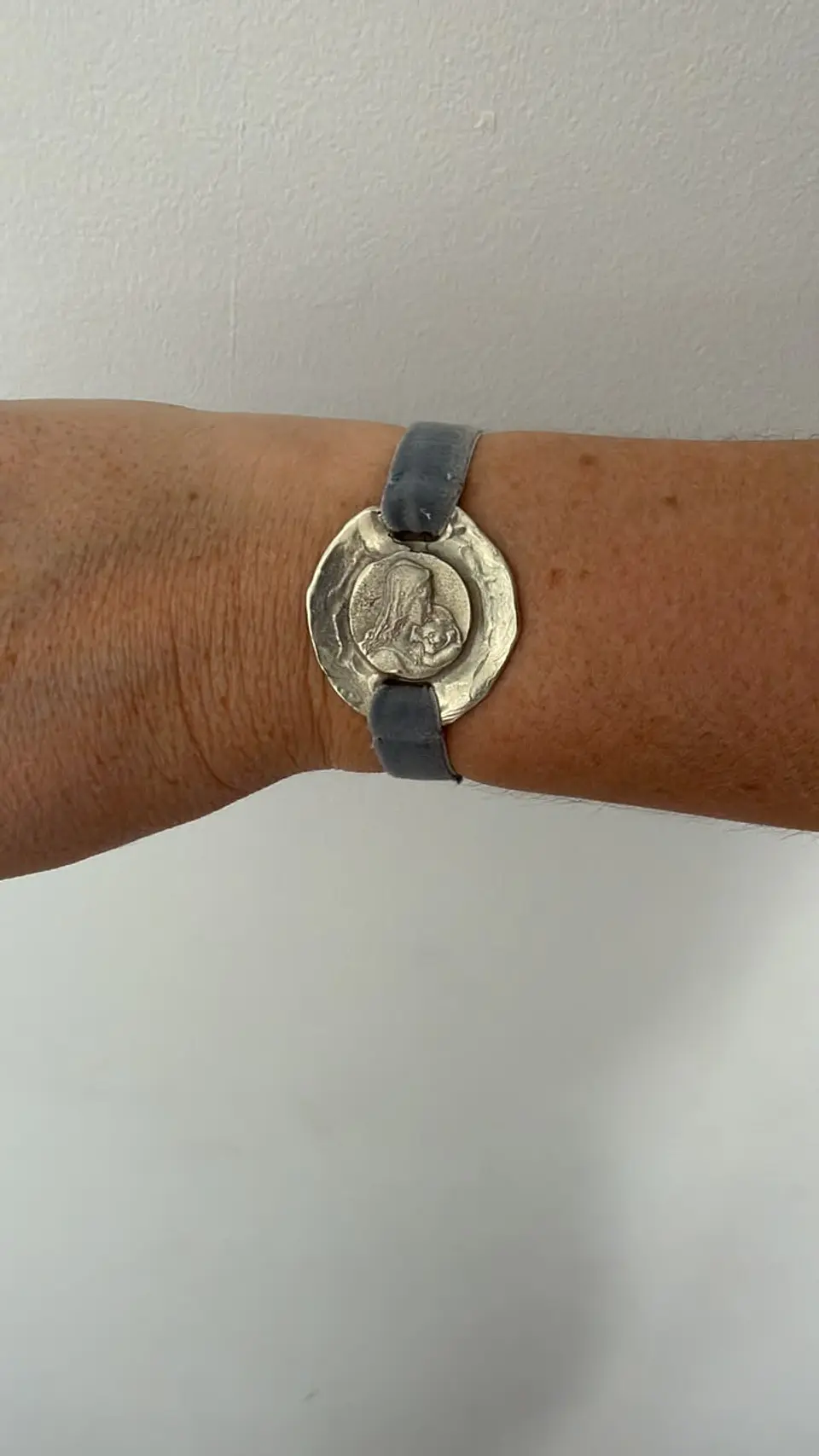 Pulsera Virgen María con Niño Jesús 2