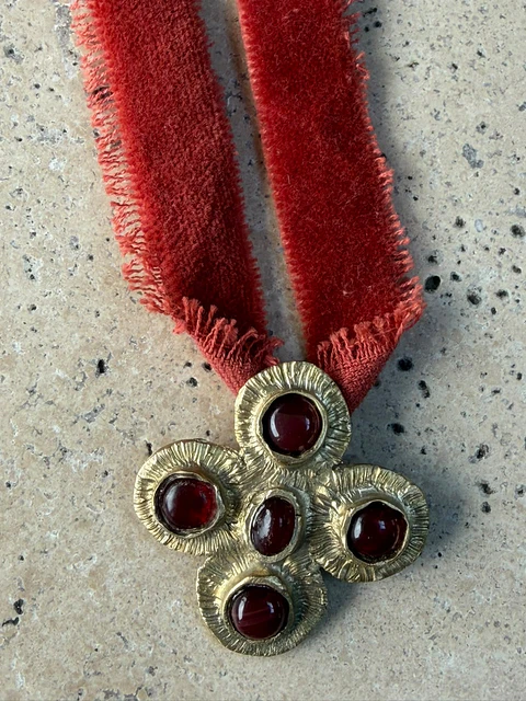 Cruz Piedras Granate