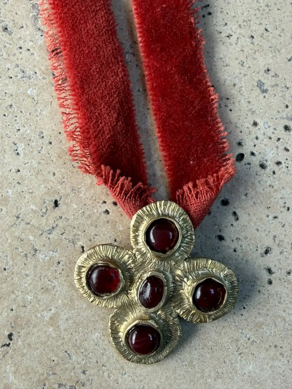 Cruz Piedras Granate 2