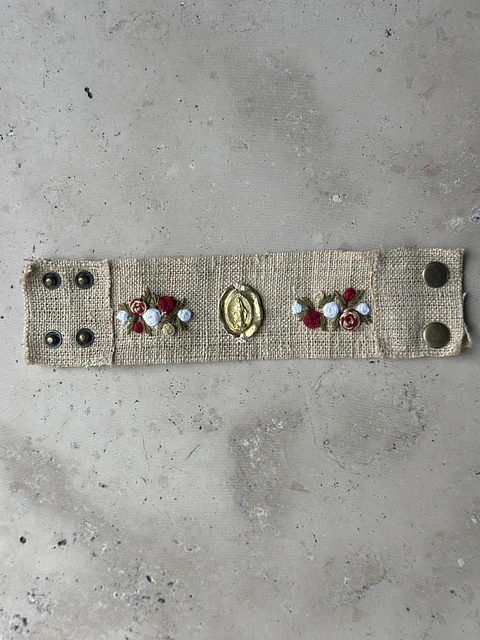 Brazalete Medalla Milagrosa Bordado en Lino Rústico