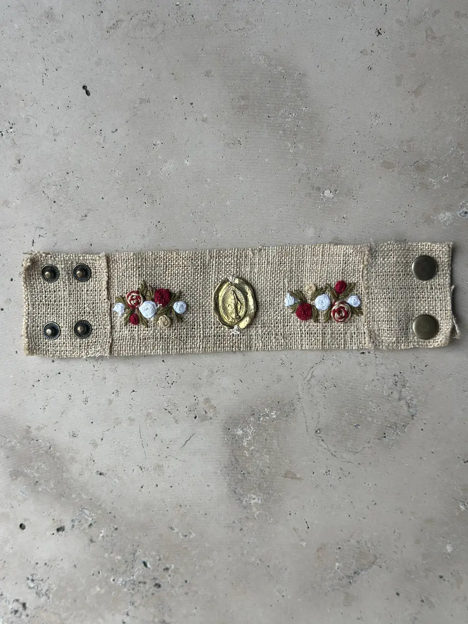 Brazalete Medalla Milagrosa Bordado en Lino Rústico 2