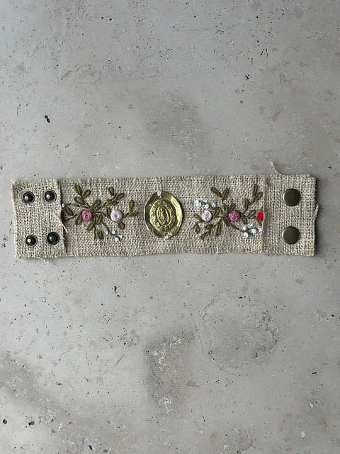 Brazalete Medalla Milagrosa Bordado en Lino Rústico