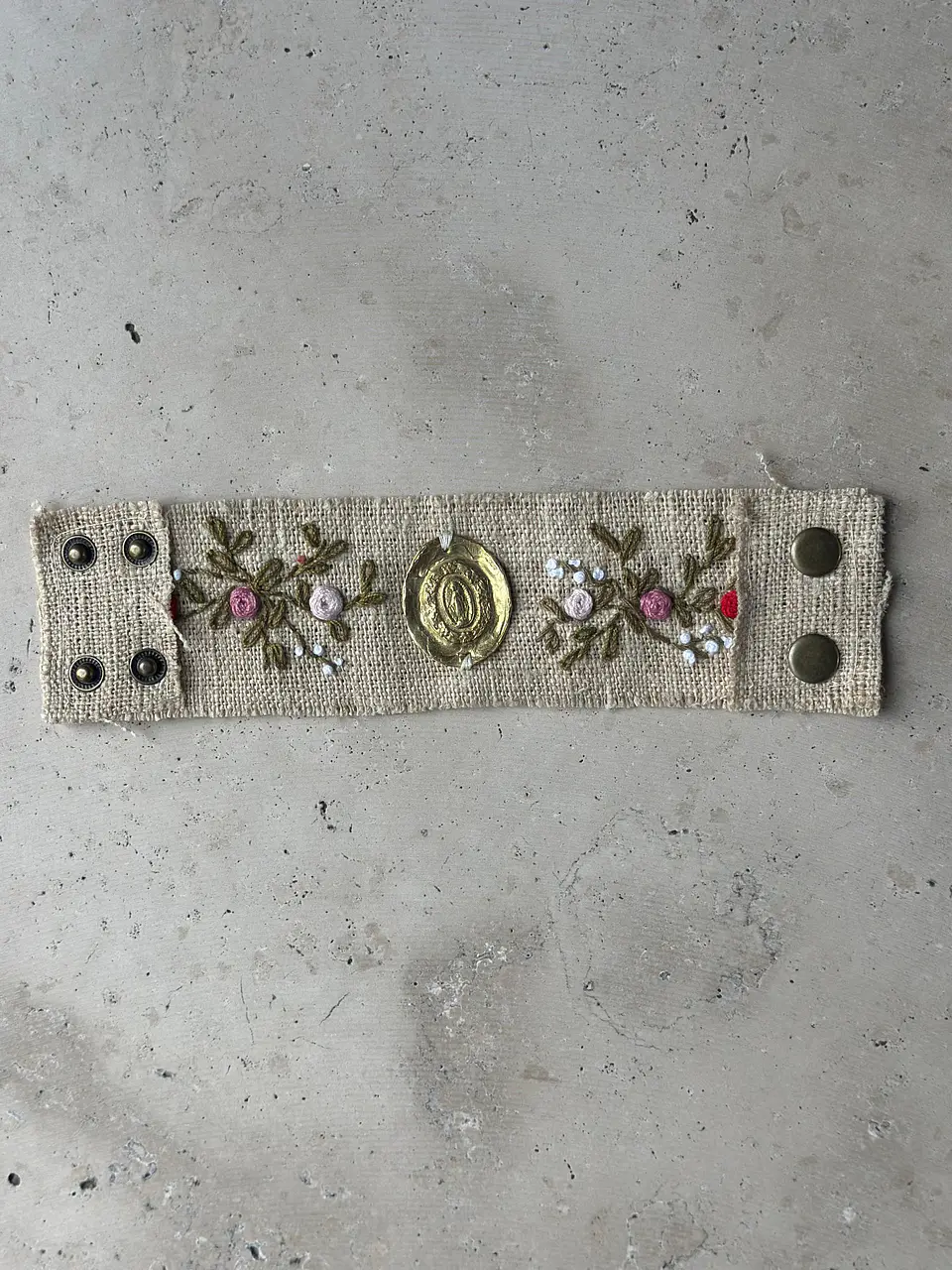 Brazalete Medalla Milagrosa Bordado en Lino Rústico 1