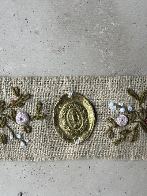 Brazalete Medalla Milagrosa Bordado en Lino Rústico