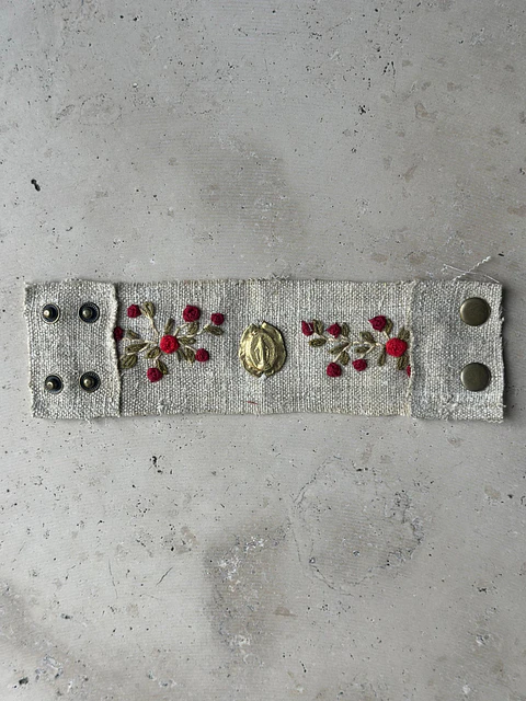 Brazalete Medalla Milagrosa Bordado en Lino Rústico