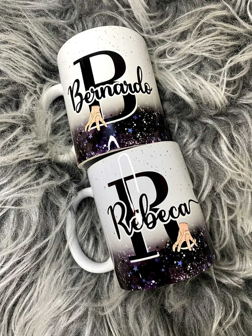 Arte para Caneca Alfabeto Mãozinha Wandinha Jenna Ortega em Jpg 7