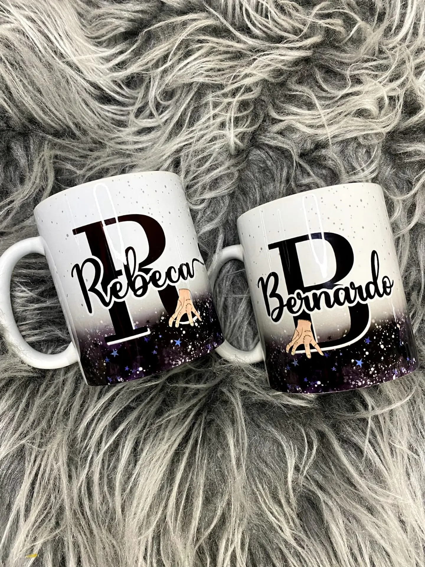 Arte para Caneca Alfabeto Mãozinha Wandinha Jenna Ortega em Jpg 5