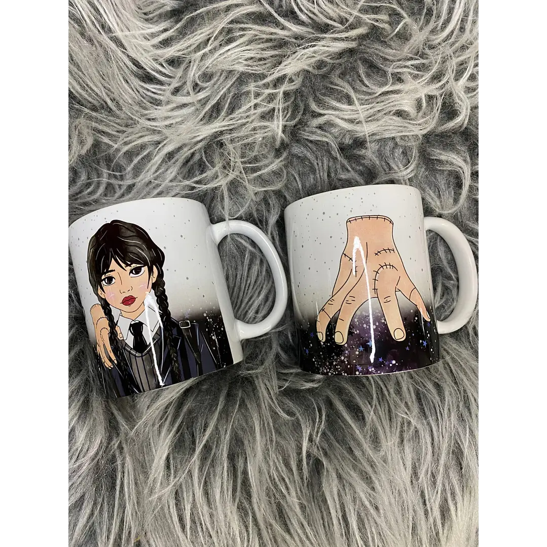 Arte para Caneca Alfabeto Mãozinha Wandinha Jenna Ortega em Jpg 4