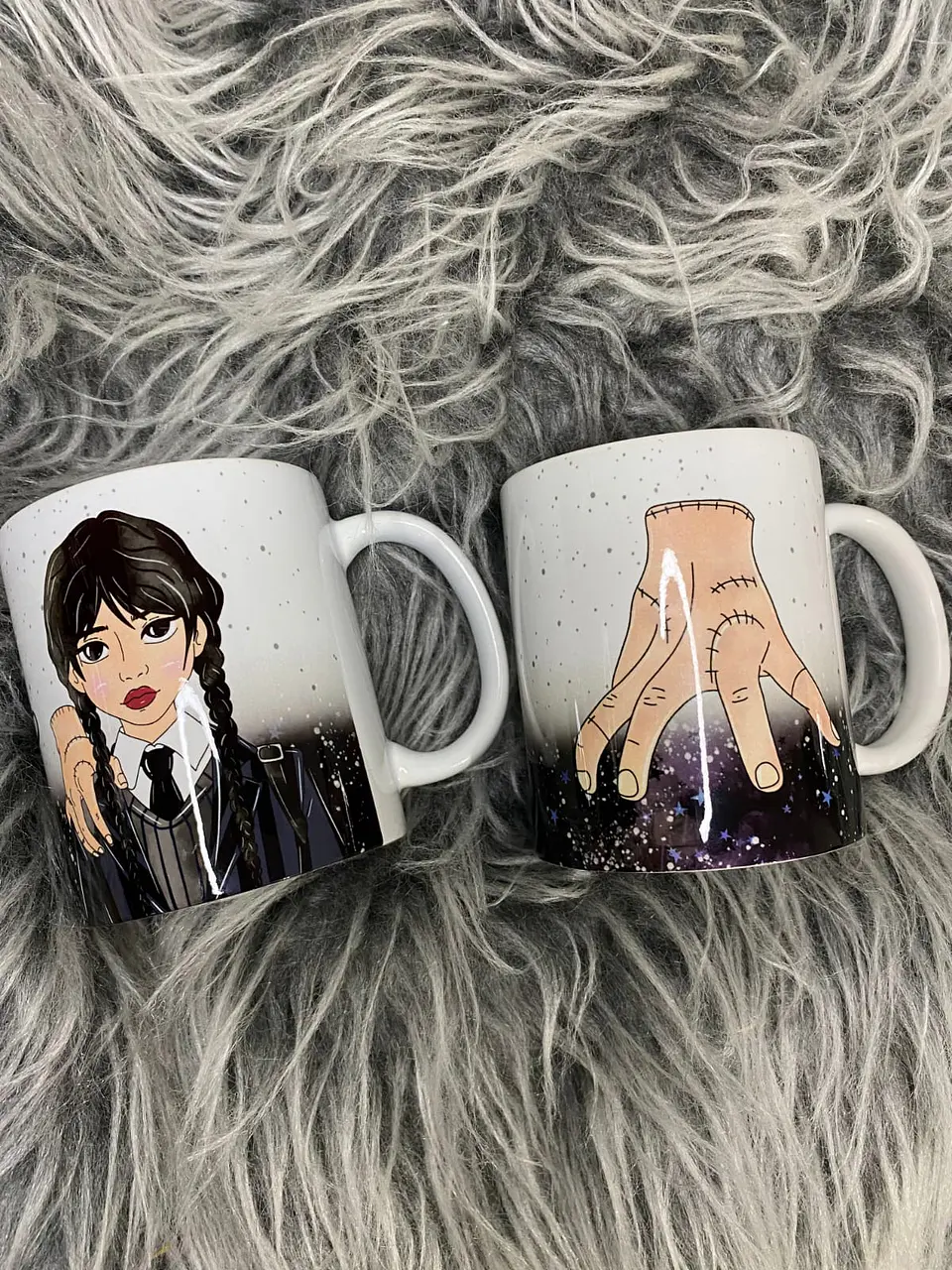 Arte para Caneca Alfabeto Mãozinha Wandinha Jenna Ortega em Jpg 4