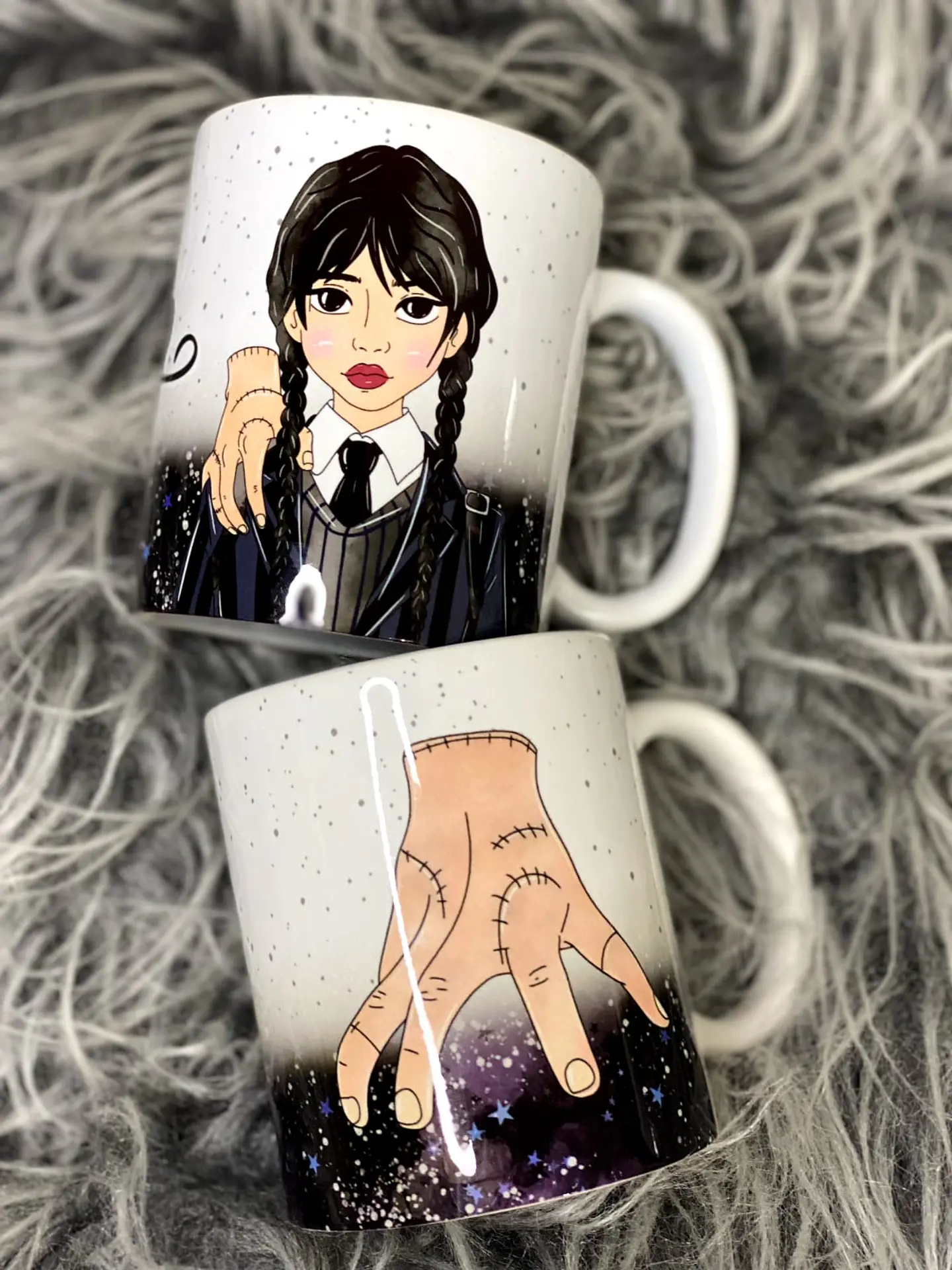 Arte para Caneca Alfabeto Mãozinha Wandinha Jenna Ortega em Jpg 6