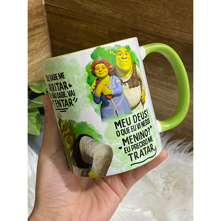 Arte Caneca Shrek e Fiona Ele Tem Um Nariz Grande Um Sorriso Meio Torto Png 5
