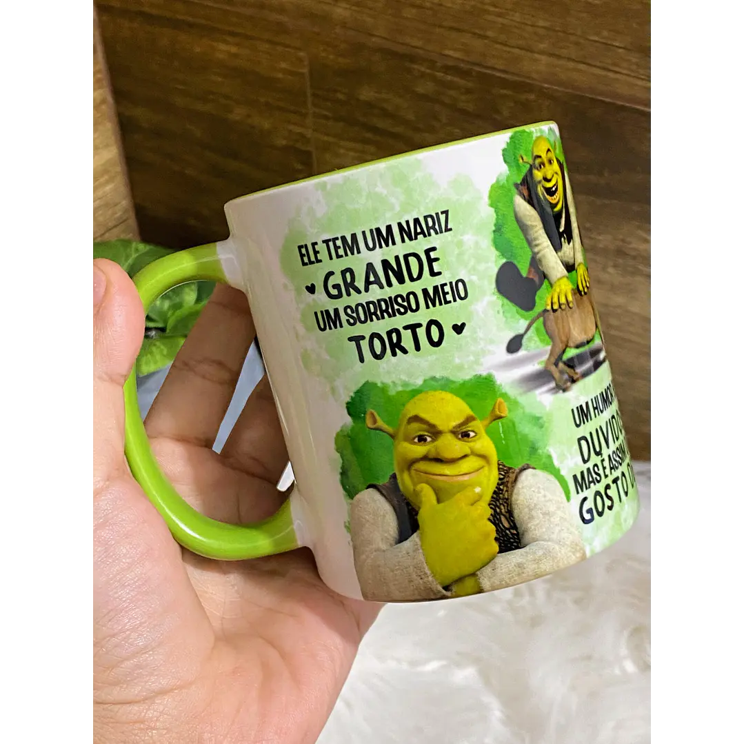 Arte Caneca Shrek e Fiona Ele Tem Um Nariz Grande Um Sorriso Meio Torto Png 4