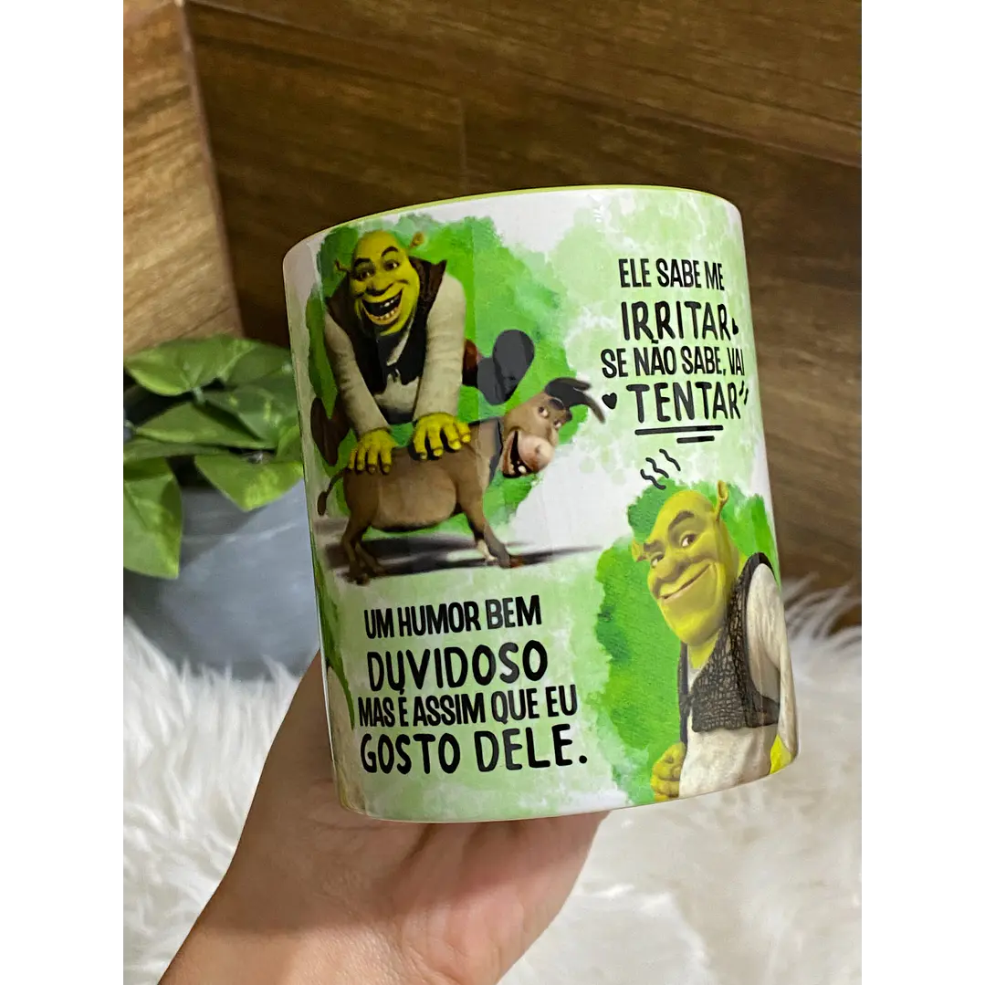 Arte Caneca Shrek e Fiona Ele Tem Um Nariz Grande Um Sorriso Meio Torto Png 3