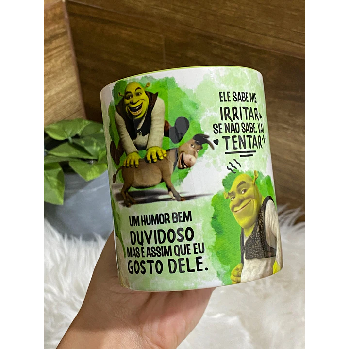 Arte Caneca Shrek e Fiona Ele Tem Um Nariz Grande Um Sorriso Meio Torto Png 3
