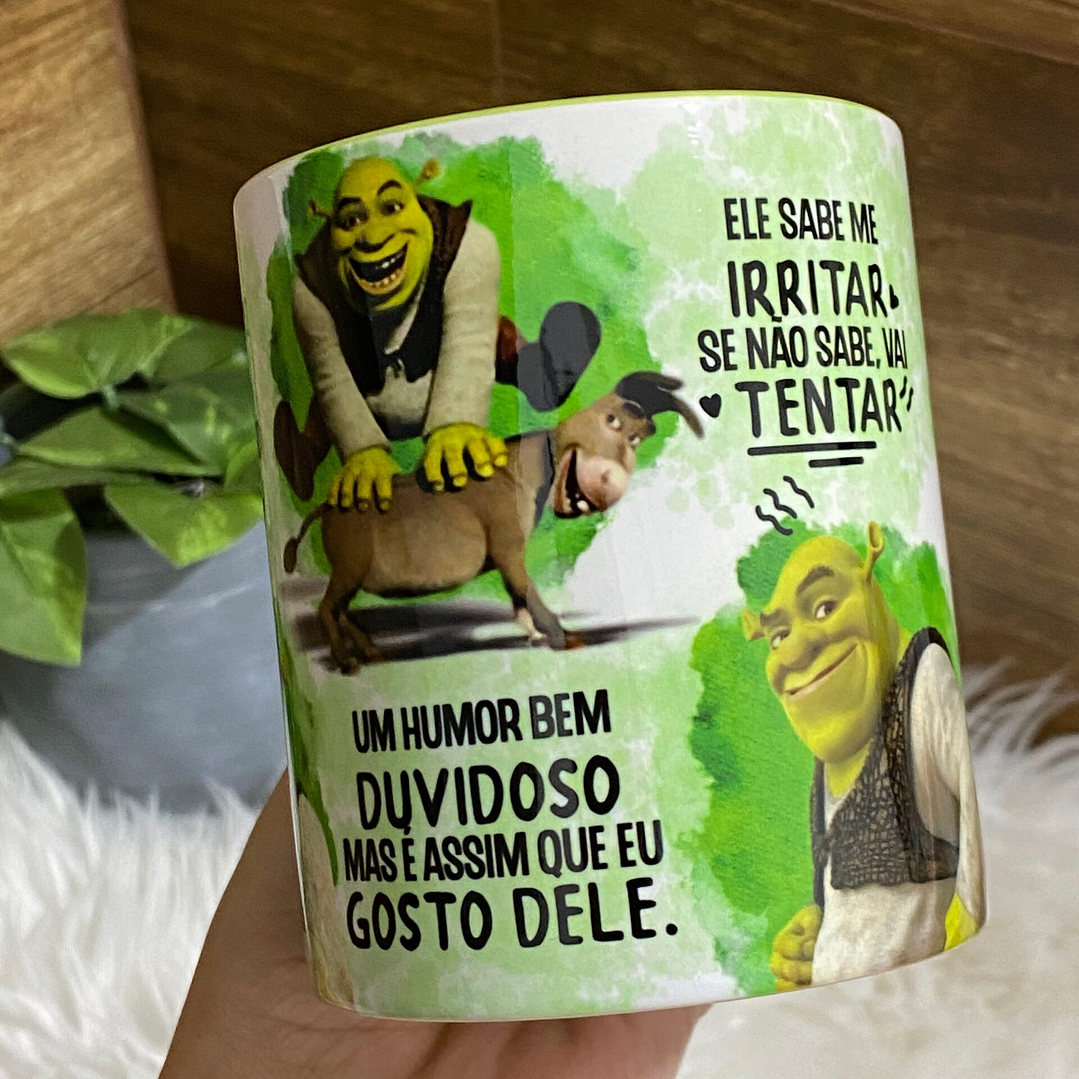 Arte Caneca Shrek e Fiona Ele Tem Um Nariz Grande Um Sorriso Meio Torto Png 3