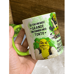 Arte Caneca Shrek e Fiona Ele Tem Um Nariz Grande Um Sorriso Meio Torto Png