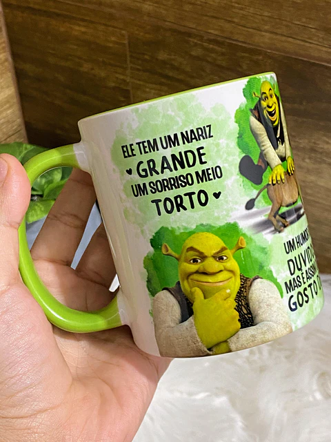 Arte Caneca Shrek e Fiona Ele Tem Um Nariz Grande Um Sorriso Meio Torto Png