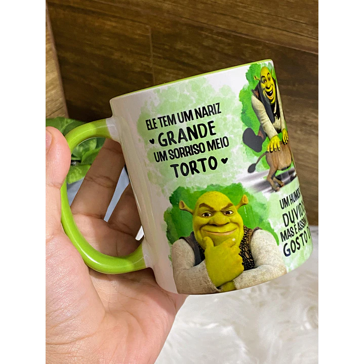Arte Caneca Shrek e Fiona Ele Tem Um Nariz Grande Um Sorriso Meio Torto Png 1