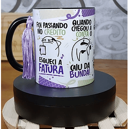 Arte Caneca Fui Passando no Crédito Esqueci a Fatura Roxo Lilás Arquivo Png