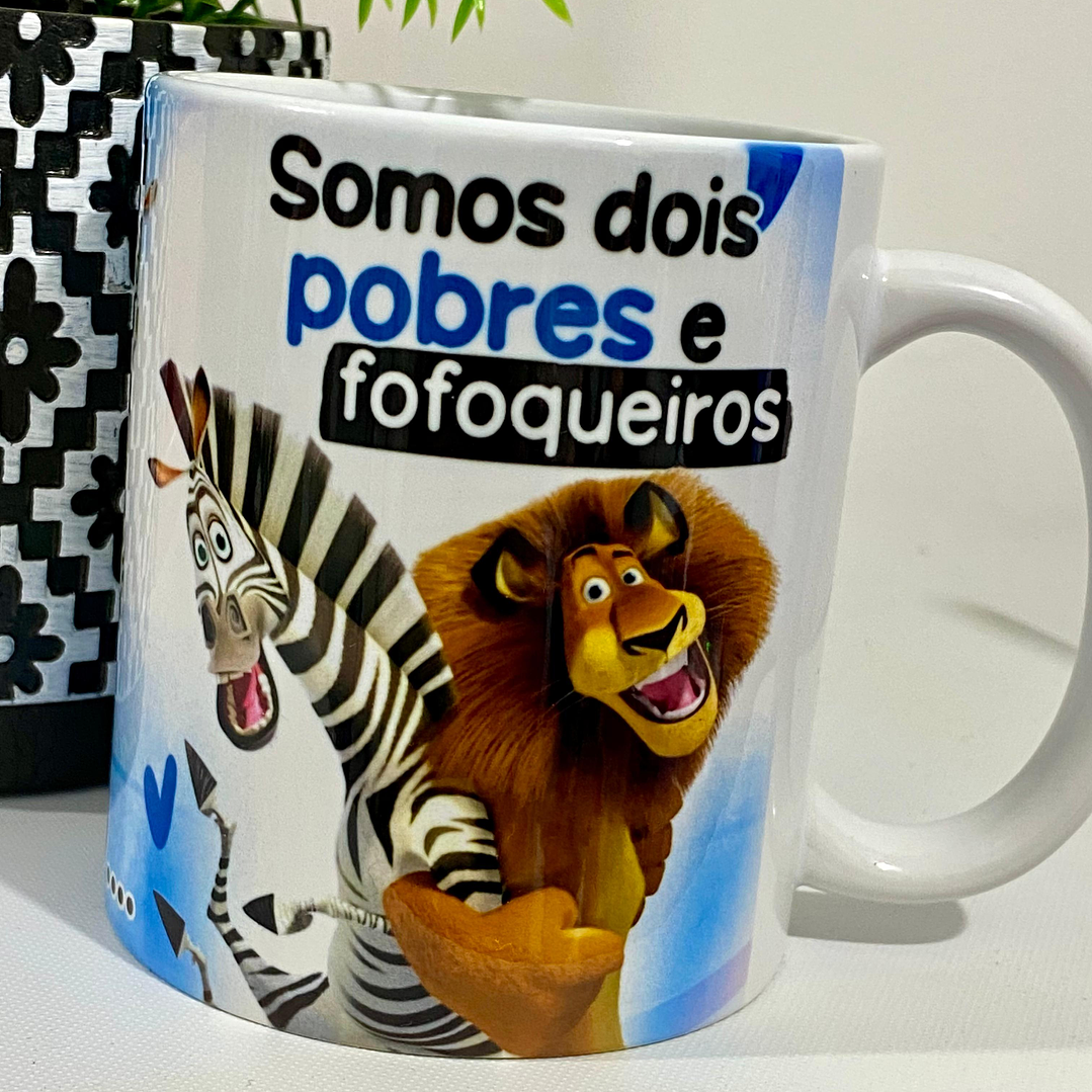 Arte Caneca A gente podia ser dois ricos e famosos mas nãooo somos dois pobres e fofoqueiros - Madagascar Arquivo em Jpg  3