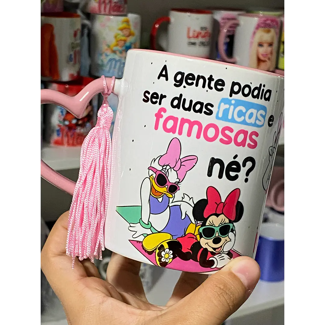 Arte Caneca Minnie e Margarida A gente poderia ser duas ricas e famosas né?  Arquivo em Jpg 1