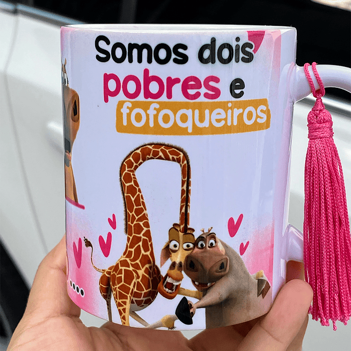 Arte Caneca Glória A gente poderia ser duas ricas e famosas né?  Madagascar Mas nãooo... Somos três pobres e fofoqueiras Arquivo em Jpg 3