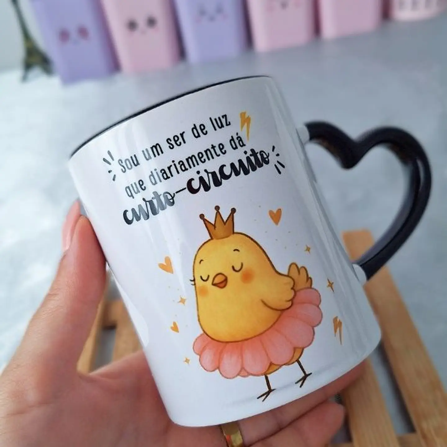 Arte para Caneca Sou um ser de luz que diariamente dá curto-circuito Arquivo em Png  1
