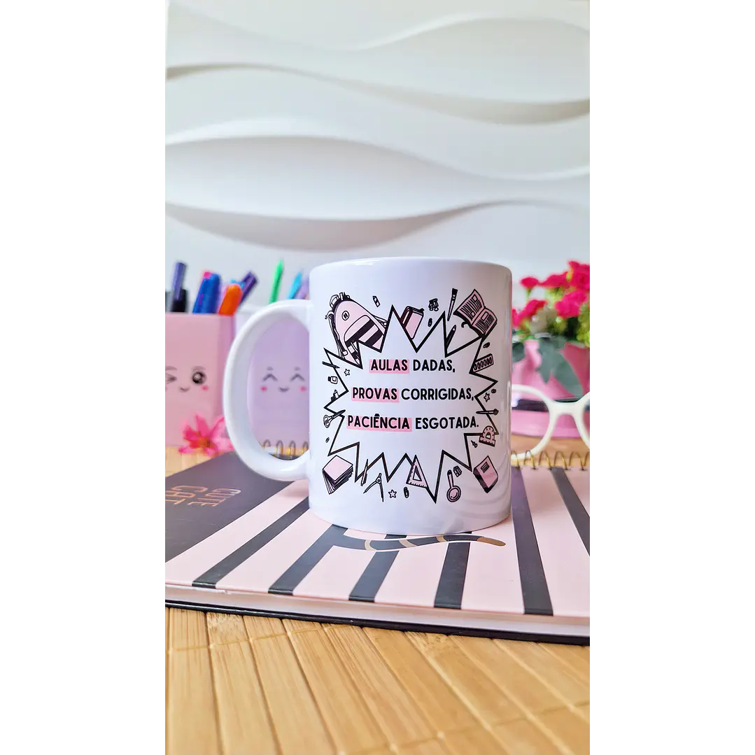 Arte Caneca Aulas dadas, provas corrigidas, paciência esgotada Arquivo em Png 1