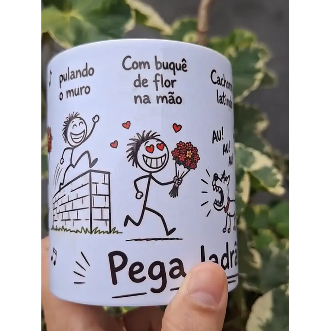 Arte Caneca Lá vai o louco, pulando o muro, com buquê de flor na mão, cachorro latindo, au! au! au!, a polícia chegando, a vizinha gritando, pega ladrão! Arquivo em Pdf  1