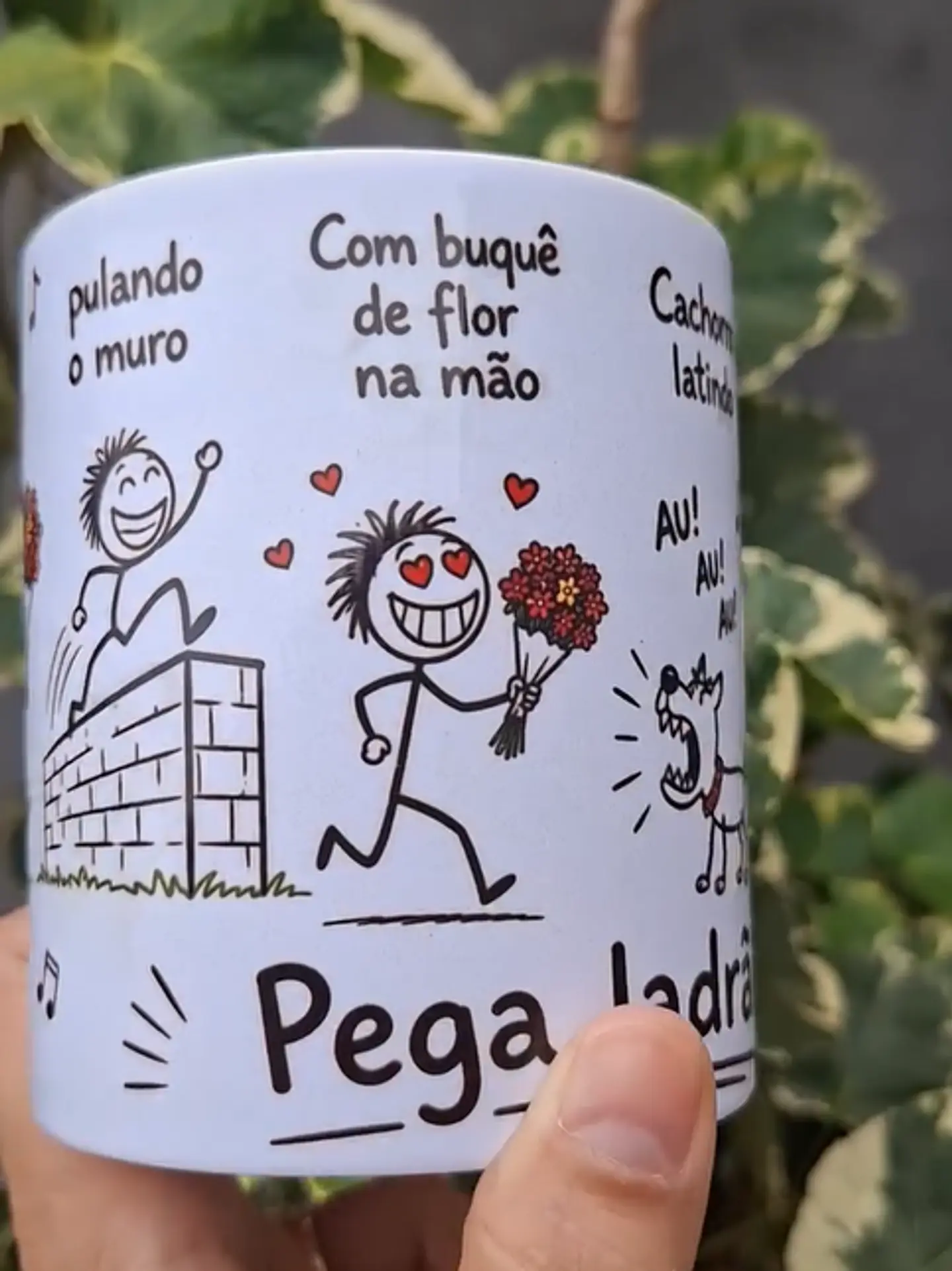 Arte Caneca Lá vai o louco, pulando o muro, com buquê de flor na mão, cachorro latindo, au! au! au!, a polícia chegando, a vizinha gritando, pega ladrão! Arquivo em Pdf  1