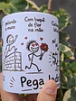 Arte Caneca Lá vai o louco, pulando o muro, com buquê de flor na mão, cachorro latindo, au! au! au!, a polícia chegando, a vizinha gritando, pega ladrão! Arquivo em Pdf  - thumbnail 1