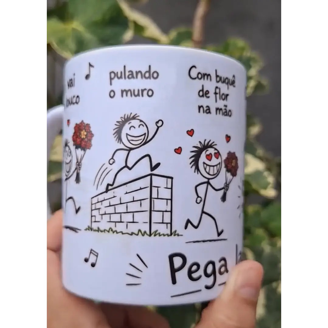 Arte Caneca Lá vai o louco, pulando o muro, com buquê de flor na mão, cachorro latindo, au! au! au!, a polícia chegando, a vizinha gritando, pega ladrão! Arquivo em Pdf  2