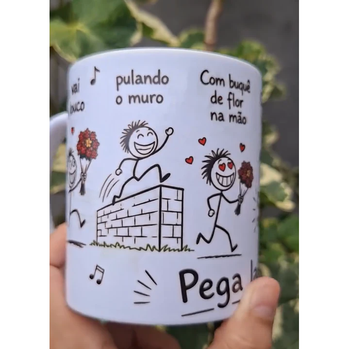 Arte Caneca Lá vai o louco, pulando o muro, com buquê de flor na mão, cachorro latindo, au! au! au!, a polícia chegando, a vizinha gritando, pega ladrão! Arquivo em Pdf  2