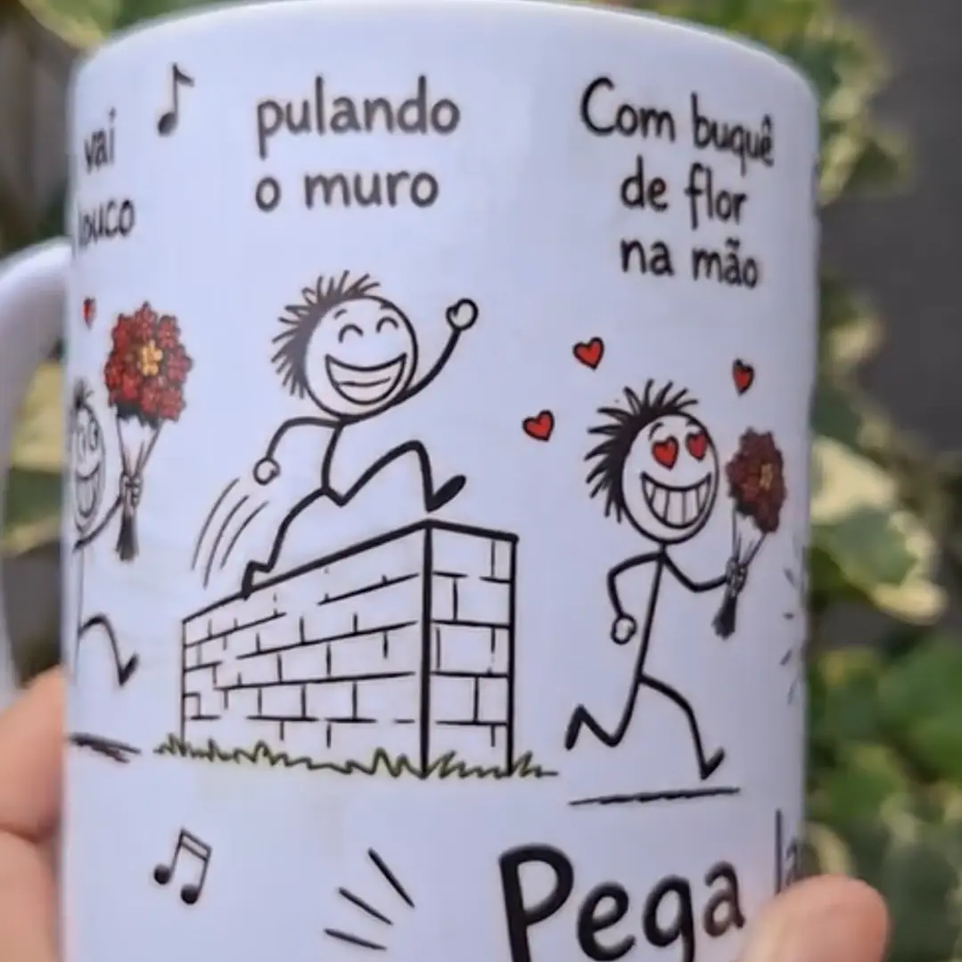Arte Caneca Lá vai o louco, pulando o muro, com buquê de flor na mão, cachorro latindo, au! au! au!, a polícia chegando, a vizinha gritando, pega ladrão! Arquivo em Pdf  2