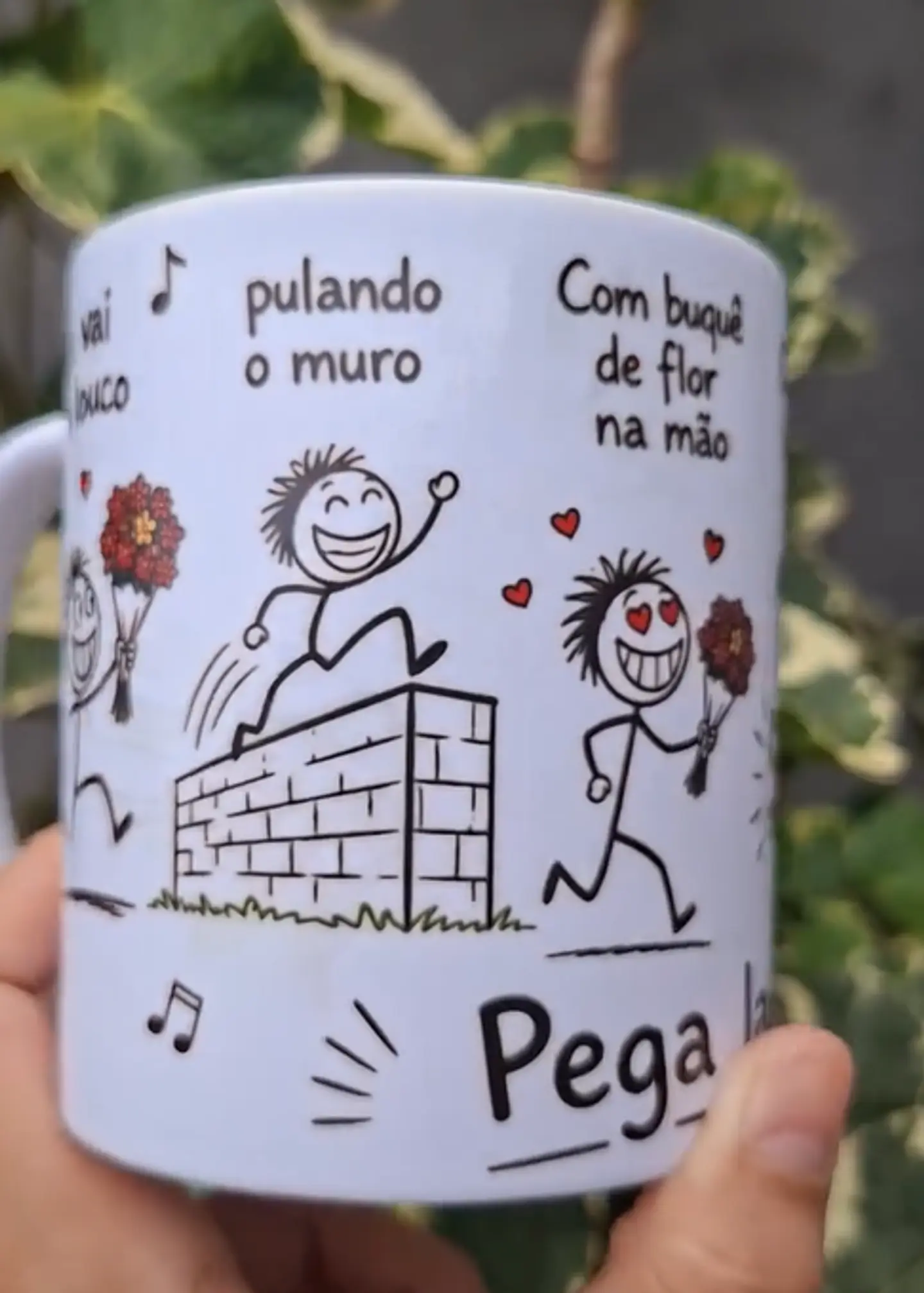 Arte Caneca Lá vai o louco, pulando o muro, com buquê de flor na mão, cachorro latindo, au! au! au!, a polícia chegando, a vizinha gritando, pega ladrão! Arquivo em Pdf  2