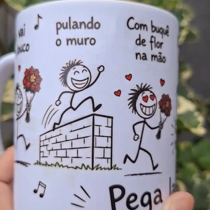 Arte Caneca Lá vai o louco, pulando o muro, com buquê de flor na mão, cachorro latindo, au! au! au!, a polícia chegando, a vizinha gritando, pega ladrão! Arquivo em Pdf  2