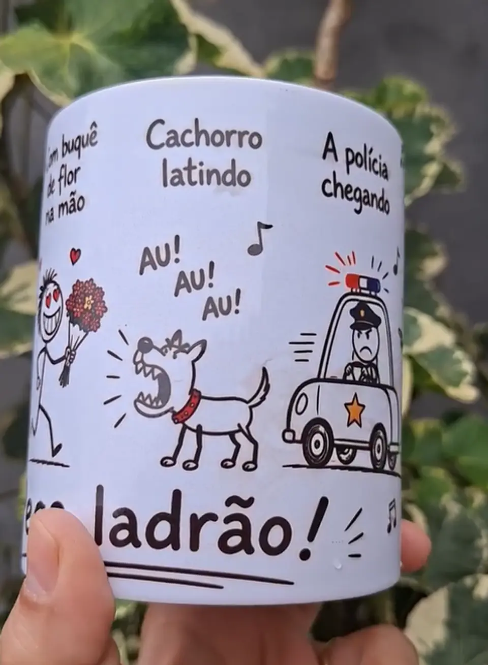 Arte Caneca Lá vai o louco, pulando o muro, com buquê de flor na mão, cachorro latindo, au! au! au!, a polícia chegando, a vizinha gritando, pega ladrão! Arquivo em Pdf  3