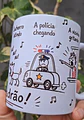 Arte Caneca Lá vai o louco, pulando o muro, com buquê de flor na mão, cachorro latindo, au! au! au!, a polícia chegando, a vizinha gritando, pega ladrão! Arquivo em Pdf  - thumbnail 4