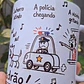 Arte Caneca Lá vai o louco, pulando o muro, com buquê de flor na mão, cachorro latindo, au! au! au!, a polícia chegando, a vizinha gritando, pega ladrão! Arquivo em Pdf  - thumbnail 4