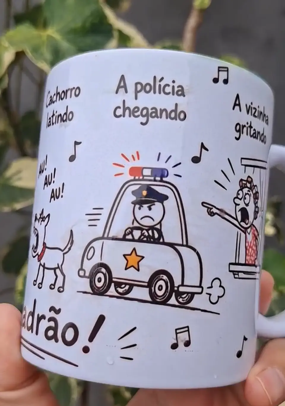 Arte Caneca Lá vai o louco, pulando o muro, com buquê de flor na mão, cachorro latindo, au! au! au!, a polícia chegando, a vizinha gritando, pega ladrão! Arquivo em Pdf  4