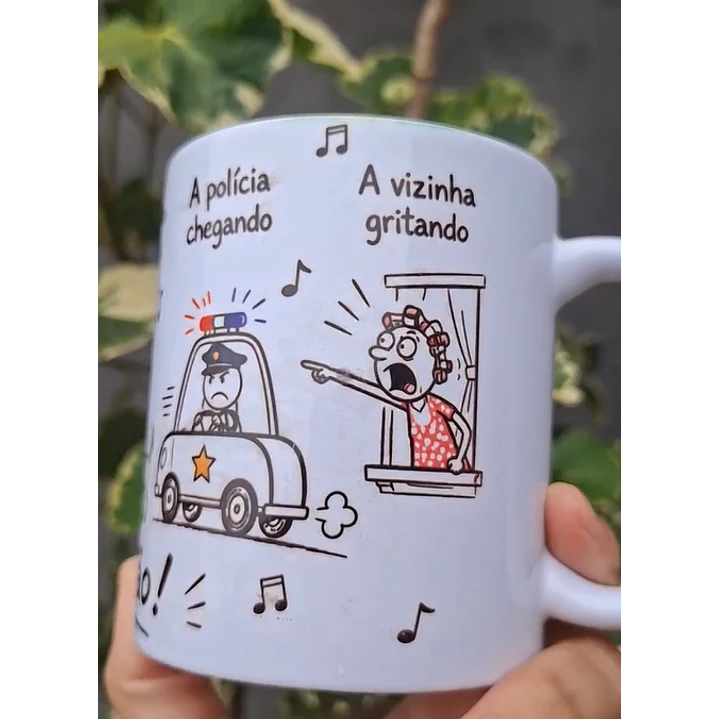 Arte Caneca Lá vai o louco, pulando o muro, com buquê de flor na mão, cachorro latindo, au! au! au!, a polícia chegando, a vizinha gritando, pega ladrão! Arquivo em Pdf  5