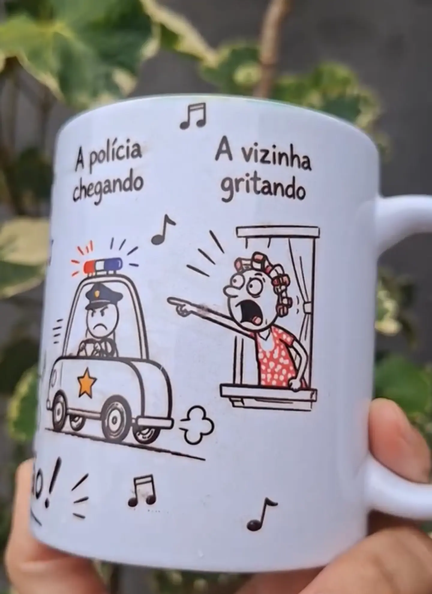 Arte Caneca Lá vai o louco, pulando o muro, com buquê de flor na mão, cachorro latindo, au! au! au!, a polícia chegando, a vizinha gritando, pega ladrão! Arquivo em Pdf  5