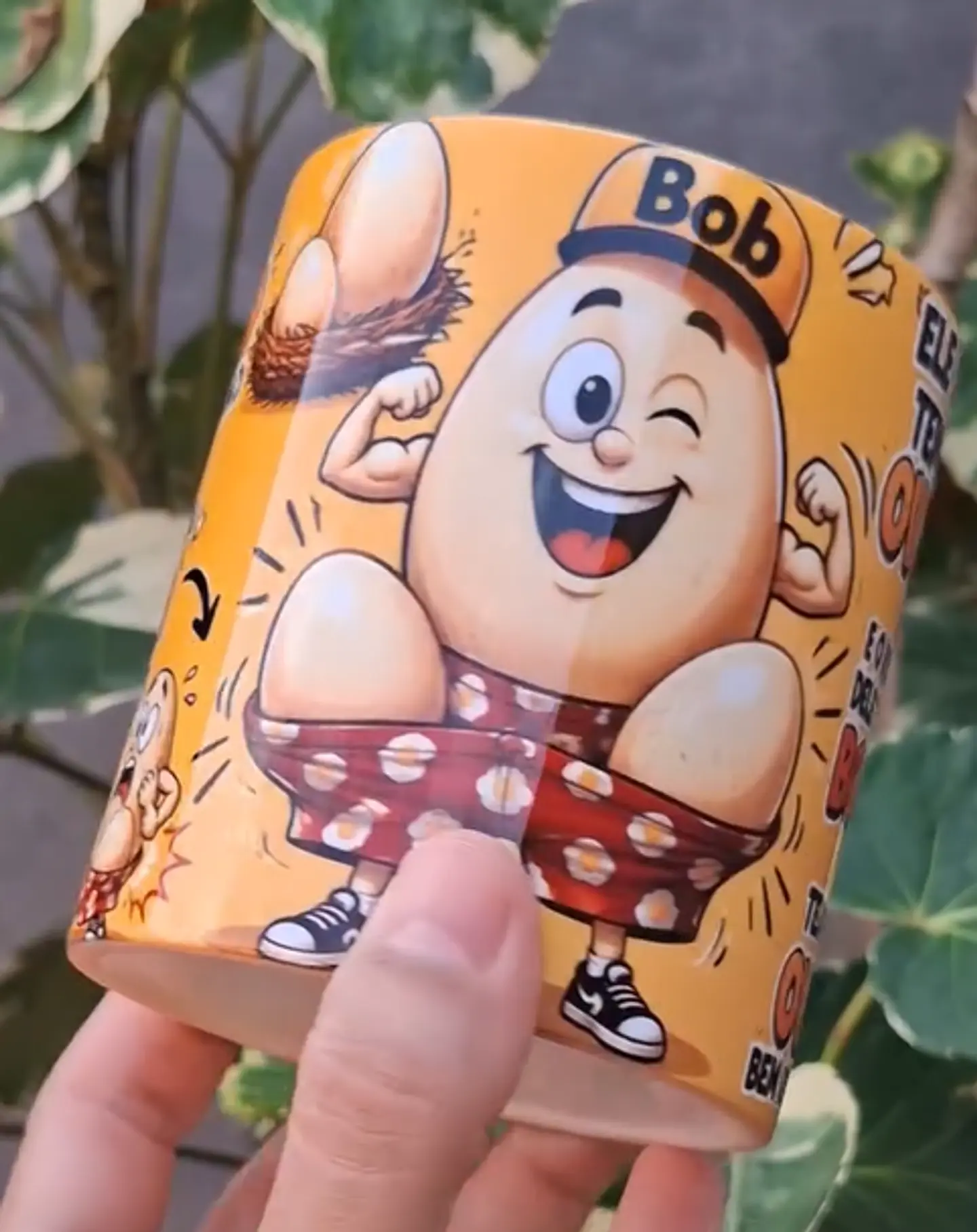 Arte Caneca Tens uns ovão bem grandão, os ovo ta pra bater no short Arquivo em Png  2