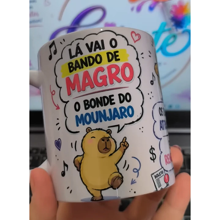 Artes para Caneca Capivara lá vai o bando de magro o bonde do monjaro, os boletos atrasados... em Png  1