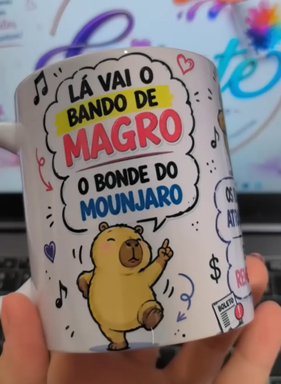 Artes para Caneca Capivara lá vai o bando de magro o bonde do monjaro, os boletos atrasados... em Png  1